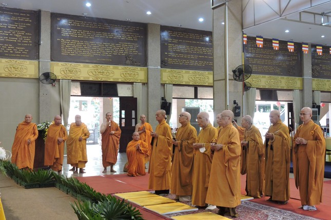 Chư tôn đức Hội đồng Chứng minh, Hội đồng Trị sự, Ban Trị sự Phật giáo TP.HCM dâng hương tưởng niệm