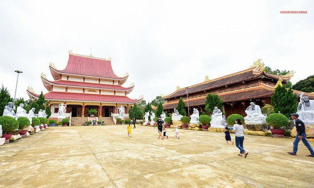 Chùa Khánh Lâm được xây dựng trên một ngọn đồi nguyên sinh, cao trên 1.200 m so với mực nước biển. Nổi bật giữa không gian xanh là chánh điện được cấu trúc ba tầng mái, hút ánh nhìn của mọi người bởi sự kết hợp độc đáo giữa kiến trúc đình, chùa cổ truyền với kiến trúc nhà rông, mang đậm bản sắc văn hóa Tây Nguyên Chùa Khánh Lâm được xây dựng trên một ngọn đồi nguyên sinh, cao trên 1.200 m so với mực nước biển. Nổi bật giữa không gian xanh là chánh điện được cấu trúc ba tầng mái, hút ánh nhìn của mọi người bởi sự kết hợp độc đáo giữa kiến trúc đình, chùa cổ truyền với kiến trúc nhà rông, mang đậm bản sắc văn hóa Tây Nguyên