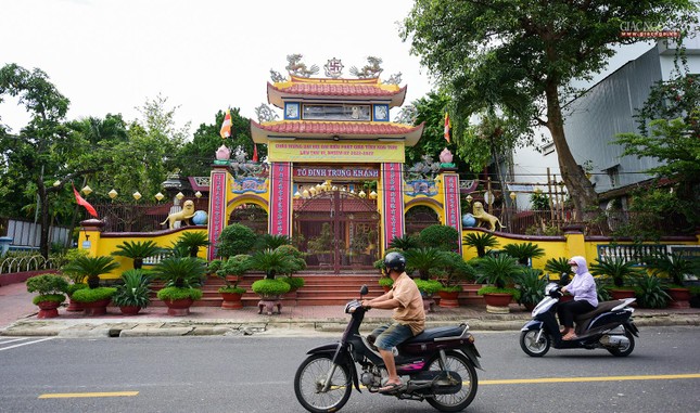 Di tích lịch sử văn hóa cấp tỉnh này tọa lạc tại số 288 Trần Hưng Đạo, thành phố Kon Tum. Chùa Trung Khánh là nơi nuôi dưỡng các chiến sĩ cách mạng và là vùng căn cứ phục vụ cho chiến dịch tổng tiến công và nổi dậy Tết Mậu Thân - năm 1968 Di tích lịch sử văn hóa cấp tỉnh này tọa lạc tại số 288 Trần Hưng Đạo, thành phố Kon Tum. Chùa Trung Khánh là nơi nuôi dưỡng các chiến sĩ cách mạng và là vùng căn cứ phục vụ cho chiến dịch tổng tiến công và nổi dậy Tết Mậu Thân - năm 1968