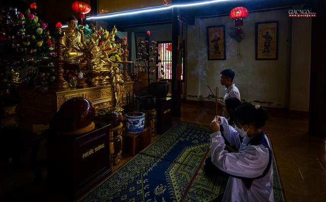 Chùa Trung Khánh có địa thế rất đẹp, xung quanh bao bọc bởi nền đất bằng phẳng, hướng Nam nhìn ra sông Đăk Bla Chùa Trung Khánh có địa thế rất đẹp, xung quanh bao bọc bởi nền đất bằng phẳng, hướng Nam nhìn ra sông Đăk Bla