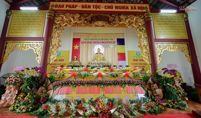 Hội trường chính nơi diễn ra đại hội đã hoàn thành việc trang trí