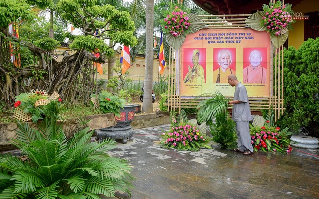 Trang trí khu vực trưng bày hình ảnh các vị Chủ tịch Hội đồng Trị sự qua các thời kỳ