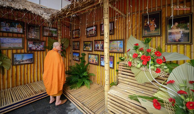 Một nhà sư đang tham quan phòng triển lãm