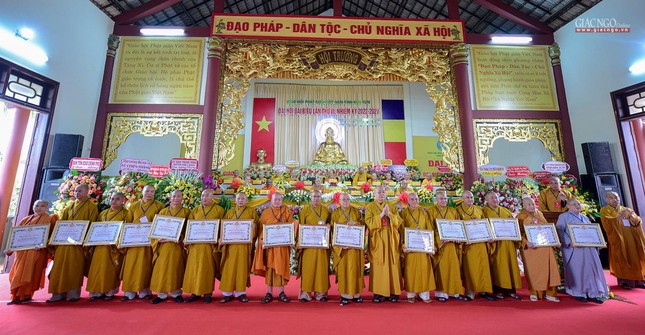 Hòa thượng Thích Thanh Nhiễu tặng Bằng tuyên dương công đức đến tập thể, cá nhân có thành tích xuất sắc trong nhiệm kỳ vừa qua