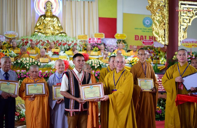 Phật tử người đồng bào dân tộc thiểu số nhận Bằng khen từ Ban Trị sự Phật giáo Kon Tum