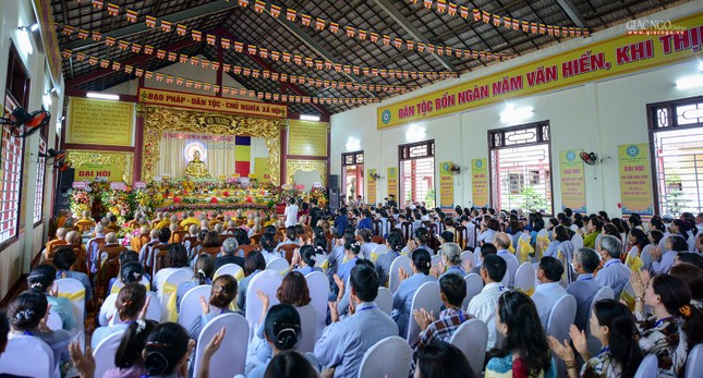 Toàn cảnh Đại hội đại biểu Phật giáo tỉnh Kon Tum lần thứ VI (2022-2027) tại hội trường chùa Huệ Chiếu - Văn phòng Ban Trị sự tỉnh