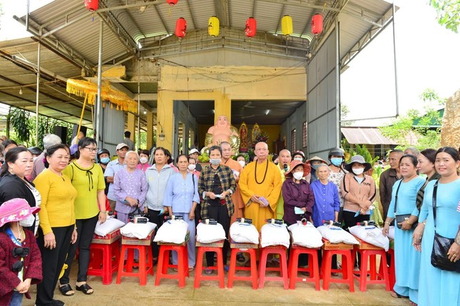 300 phần quà hỗ trợ bà con khó khăn nhân mùa Vu lan - Báo hiếu 300 phần quà hỗ trợ bà con khó khăn nhân mùa Vu lan - Báo hiếu