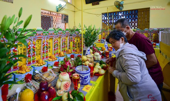 Một cặp vợ chồng người Hoa trước linh vị người thân của mình tại lễ đàn chùa Long Hoa