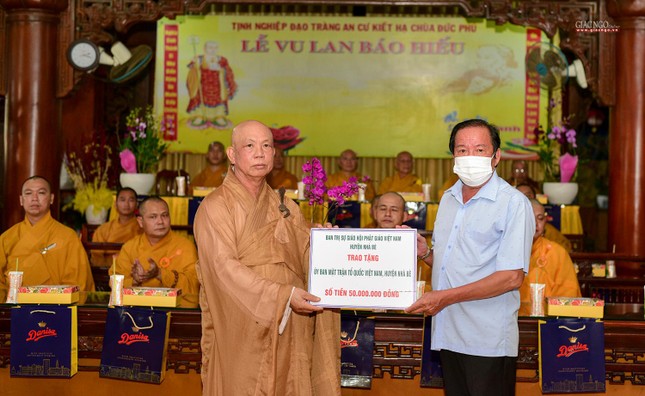 Ban Trị sự Phật giáo huyện Nhà Bè trao tặng quà tượng trưng nhân màu Vu lan Ban Trị sự Phật giáo huyện Nhà Bè trao tặng quà tượng trưng nhân màu Vu lan
