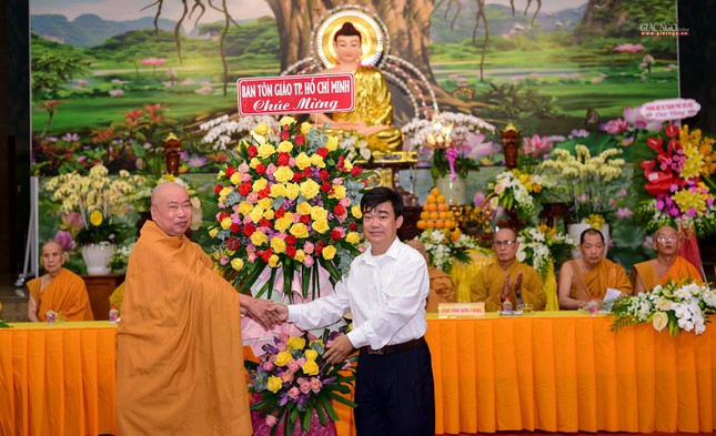 Ông Nguyễn Văn Lượng, Phó Trưởng ban Tôn giáo TP.HCM tặng hoa chúc mừng