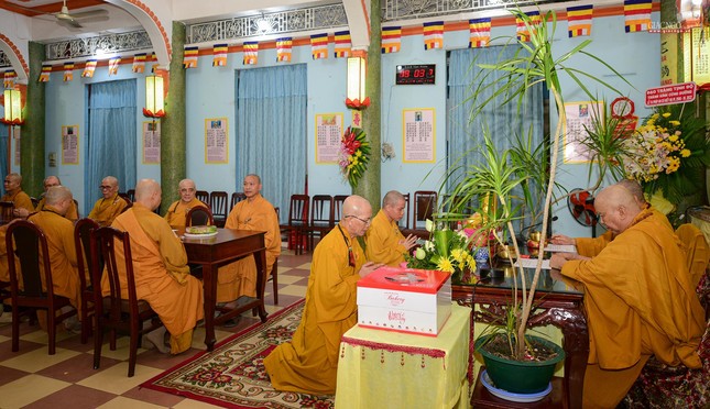 Chư Tăng thực hiện nghi thức Tự tứ