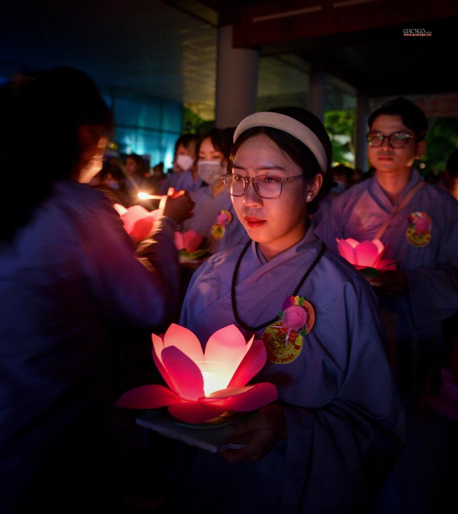 Mỗi ngọn nến là một lời ước nguyện Mỗi ngọn nến là một lời ước nguyện