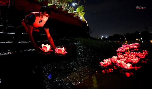 Hàng ngàn ngọn hoa đăng mang theo bao ước nguyện của những người con hiếu thảo Hàng ngàn ngọn hoa đăng mang theo bao ước nguyện của những người con hiếu thảo