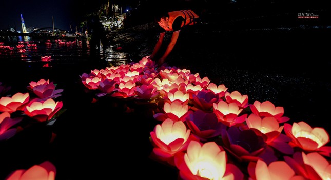 Mỗi ngọn nến là một niềm hi vọng, lời cầu nguyện mang thông điệp yêu thương Mỗi ngọn nến là một niềm hi vọng, lời cầu nguyện mang thông điệp yêu thương