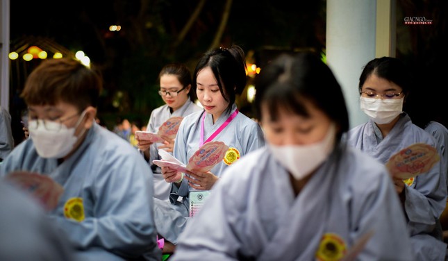 Các Phật tử tập trung tụng kinh Vu lan báo hiếu Các Phật tử tập trung tụng kinh Vu lan báo hiếu