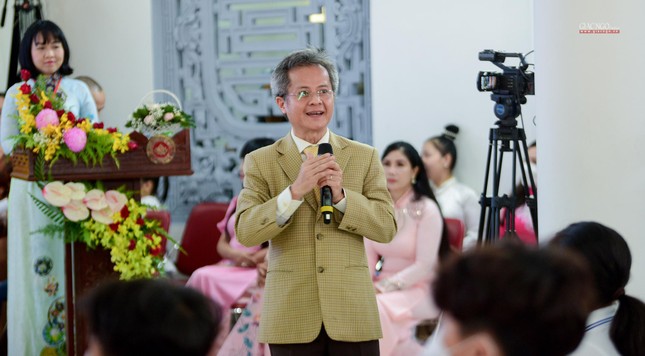 PGS.TS Trần Hữu Đức giúp các bạn trẻ thực hành kỹ năng giao tiếp ngay tại buổi lễ khai mạc