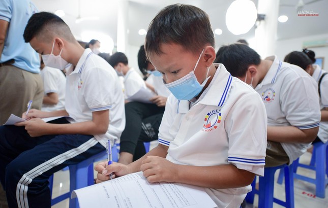 Một em bé đang thực hiện bài test trước khi tham gia khóa rèn luyện