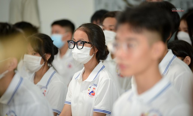 Cũng như kiềm chế cảm xúc của mình khi đối diện với nhiều vấn đề trong xã hội