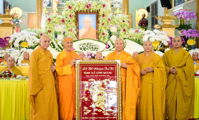 Ban Trị sự Phật giáo quận 4 tặng quà chúc mừng tân trụ trì