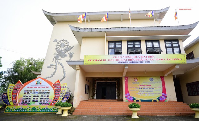 Mặt trước hội trường Mặt trước hội trường