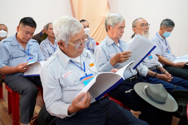 Phật tử nghiên cứu văn kiện đại hội