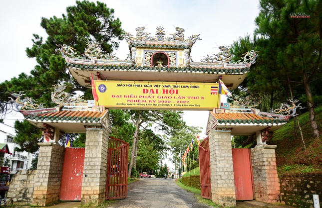 Cổng vào chùa Linh Sơn, nơi diễn ra Đại hội Phật giáo tỉnh Lâm Đồng Cổng vào chùa Linh Sơn, nơi diễn ra Đại hội Phật giáo tỉnh Lâm Đồng