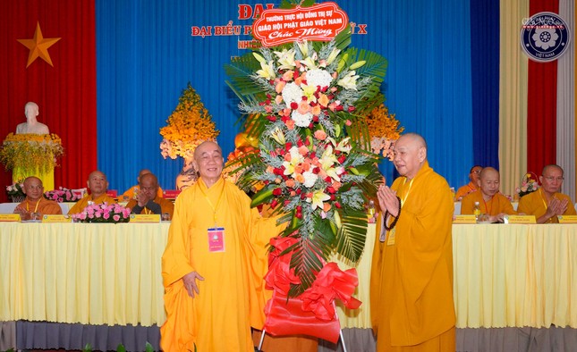 Lẵng hoa chúc mừng của Ban Thường trực Hội đồng Trị sự GHPGVN do Hòa thượng Thích Thiện Pháp đại diện trao tặng