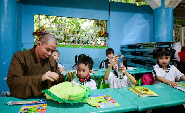 Hướng dẫn các em sử dụng balo, dụng cụ học tập Hướng dẫn các em sử dụng balo, dụng cụ học tập