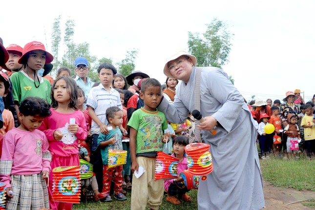 Ni sư Thích nữ Chúc Giác tặng quà Trung thu đến các em nhỏ Ni sư Thích nữ Chúc Giác tặng quà Trung thu đến các em nhỏ