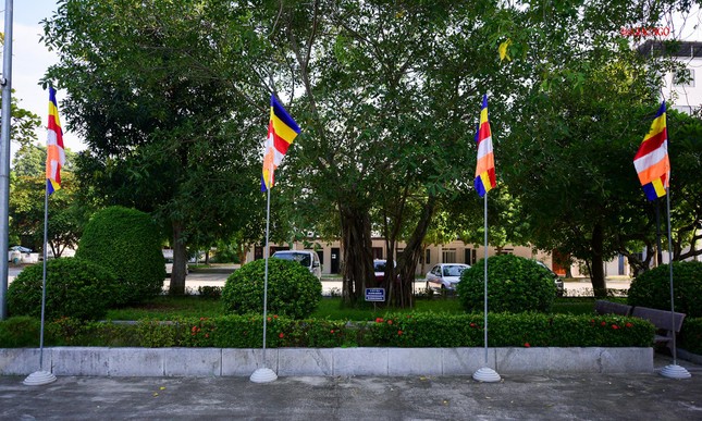 Sắc màu cờ Phật giáo trong khuôn viên Trung tâm hội nghị 25B, phường Ngọc Trạo, TP.Thanh Hóa Sắc màu cờ Phật giáo trong khuôn viên Trung tâm hội nghị 25B, phường Ngọc Trạo, TP.Thanh Hóa