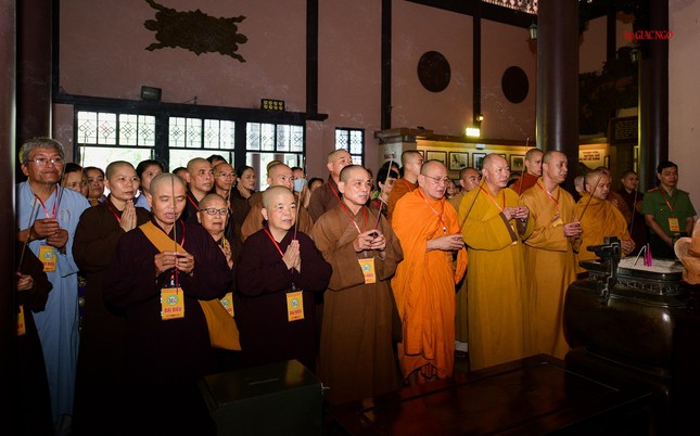 Chư tôn đức dâng hương Chư tôn đức dâng hương