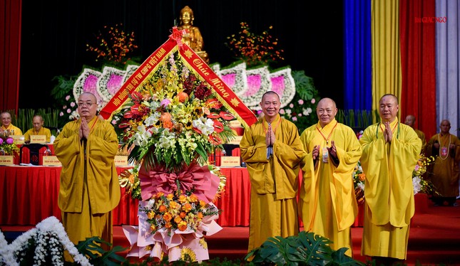 Hòa thượng Thích Thanh Nhiễu tặng hoa chúc mừng của Hội đồng Trị sự GHPGVN