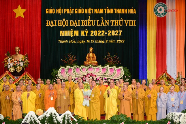 Thượng tọa Thích Tâm Đức tặng hoa chúc mừng tân Ban Trị sự