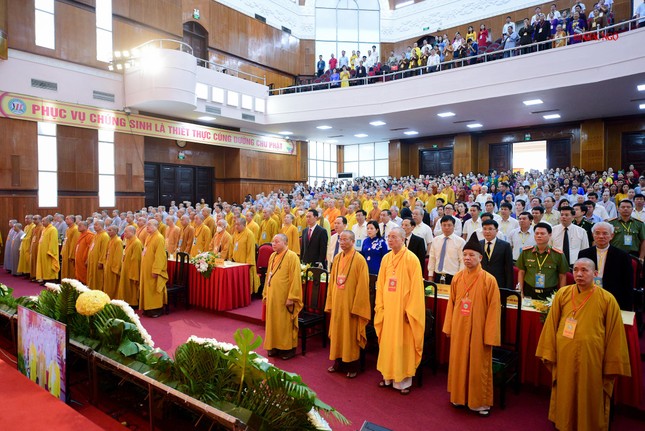 Thực hiện nghi thức chào cờ