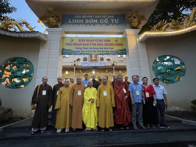 Chụp ảnh lưu niệm tại Linh Sơn cổ tự - Ảnh: Thanh Thủy Chụp ảnh lưu niệm tại Linh Sơn cổ tự - Ảnh: Thanh Thủy