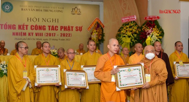 Hòa thượng Thích Giác Toàn trao bằng tuyên dương công đức đến cá nhân trong Ban Văn hóa Hòa thượng Thích Giác Toàn trao bằng tuyên dương công đức đến cá nhân trong Ban Văn hóa