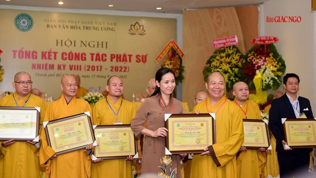 Ban Văn hóa trao Bằng tuyên dương công đức đến cá nhân có thành tích xuất sắc Ban Văn hóa trao Bằng tuyên dương công đức đến cá nhân có thành tích xuất sắc