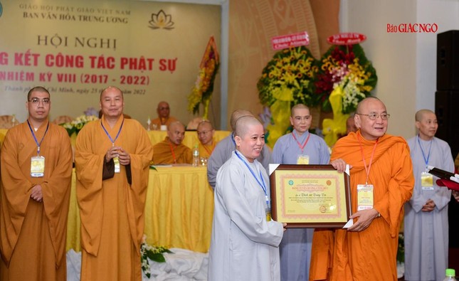 Hòa thượng Bửu Chánh trao tặng bằng tuyên dương công đức của Ban Văn hóa đến các cá nhân Hòa thượng Bửu Chánh trao tặng bằng tuyên dương công đức của Ban Văn hóa đến các cá nhân