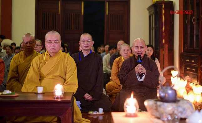 Thượng tọa Thích Đồng Ngộ giới thiệu mục đích của đêm trà thiền