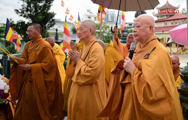 Hòa thượng Thích Lệ Trang xưng tán tôn hiệu của Trưởng lão Hòa thượng Thích Viên Giác Hòa thượng Thích Lệ Trang xưng tán tôn hiệu của Trưởng lão Hòa thượng Thích Viên Giác