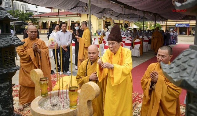 Hòa thượng Thích Đức Nghiệp niêm hương tưởng niệm