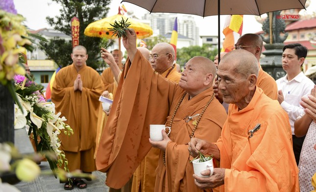 Chư tôn đức cử hành nghi thức sái tịnh