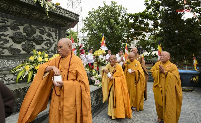 Bảo tháp cố Trưởng lão Hòa thượng Thích Viên Giác tại Long Hoa cổ tự
