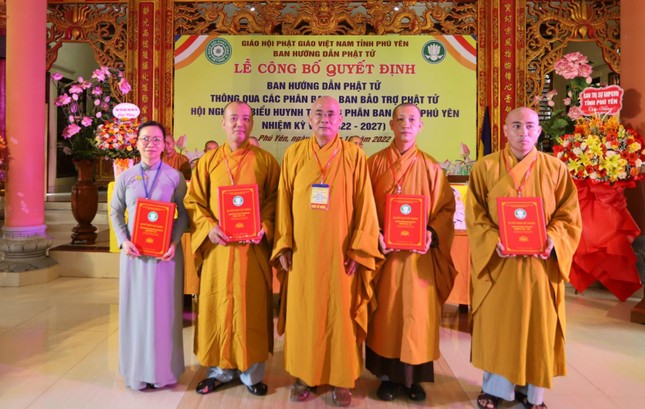 Trao quyết định chuẩn y nhân sự đến các thành viên