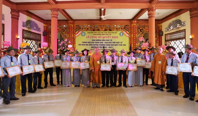 Tặng Bằng tuyên dương công đức đến huynh trưởng có thành tích xuất sắc trong công tác Phật sự