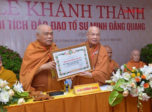 Hòa thượng Thích Giác Toàn đón nhận Bằng tuyên dương công đức từ Hòa thượng Chủ tịch Hội đồng Trị sự GHPGVN