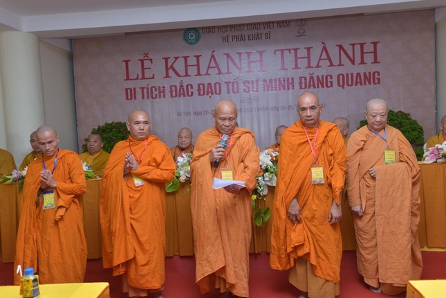 Ban Quản lý Di tích đắc đạo Tổ sư Minh Đăng Quang gồm 2 vị cố vấn và 5 thành viên do Hòa thượng Thích Minh Bửu làm trưởng ban ra mắt và phát biểu nhận nhiệm vụ