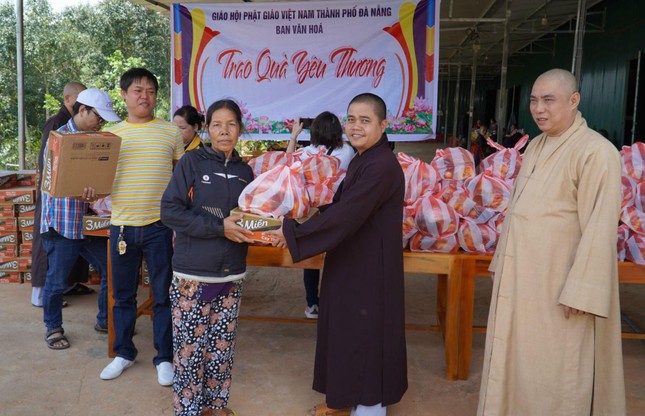 Trao quà yêu thương đến người dân - Ảnh: Ban TT-TT Phật giáo Kon Tum Trao quà yêu thương đến người dân - Ảnh: Ban TT-TT Phật giáo Kon Tum