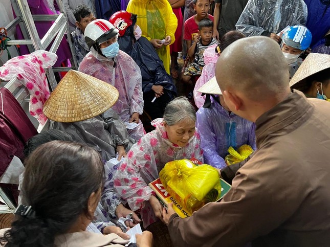 Trao tặng các phần quà đến người dân bị ảnh hưởng bởi bão lũ ở Thừa Thiên Huế và Quảng Trị - Ảnh: H.Đ Trao tặng các phần quà đến người dân bị ảnh hưởng bởi bão lũ ở Thừa Thiên Huế và Quảng Trị - Ảnh: H.Đ