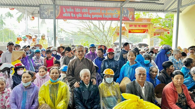 Người dân vui vẻ đến nhận quà dù trời mưa lớn - Ảnh: H.Đ Người dân vui vẻ đến nhận quà dù trời mưa lớn - Ảnh: H.Đ